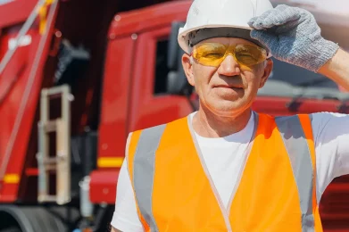 Containerdienst bei der gewerblichen Entsorgung auf einem Betriebsgelände