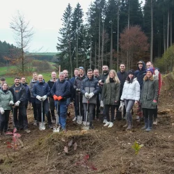 Das Team der ERP Firma softfolio beim Pflanzen von Bäumen